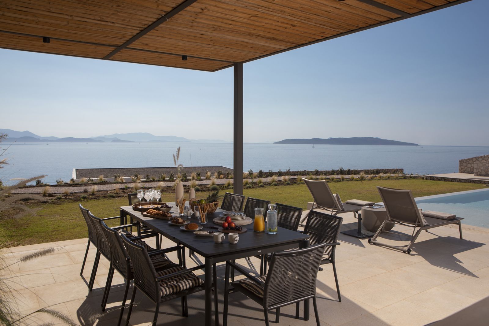 Breakfast on the covered terrace above the infinity pool